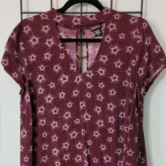 Torrid Burgundy Star Print Choker Top - Galaxy Chic in Size 00 XL! - Picture 3 of 13